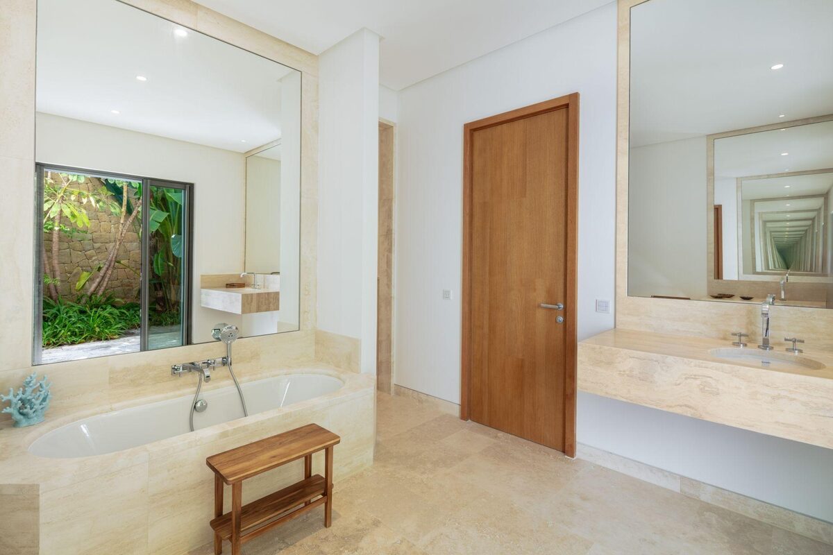 Villa with 6 bedrooms, 778m² in Casares, Spain [ID: 0137-SP0585]