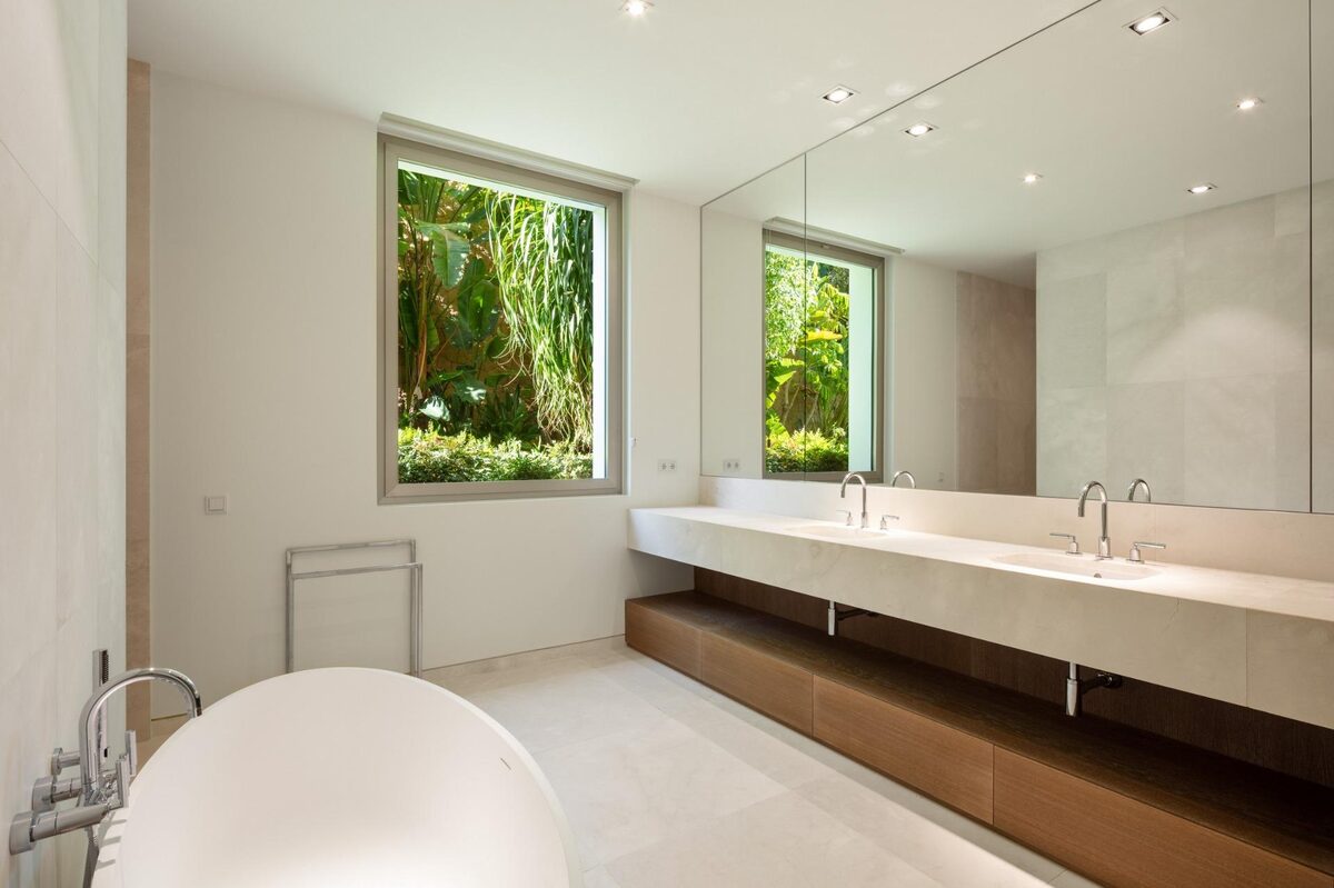 Villa with 4 bedrooms, 578m² in Casares, Spain [ID: 0137-SP0586]