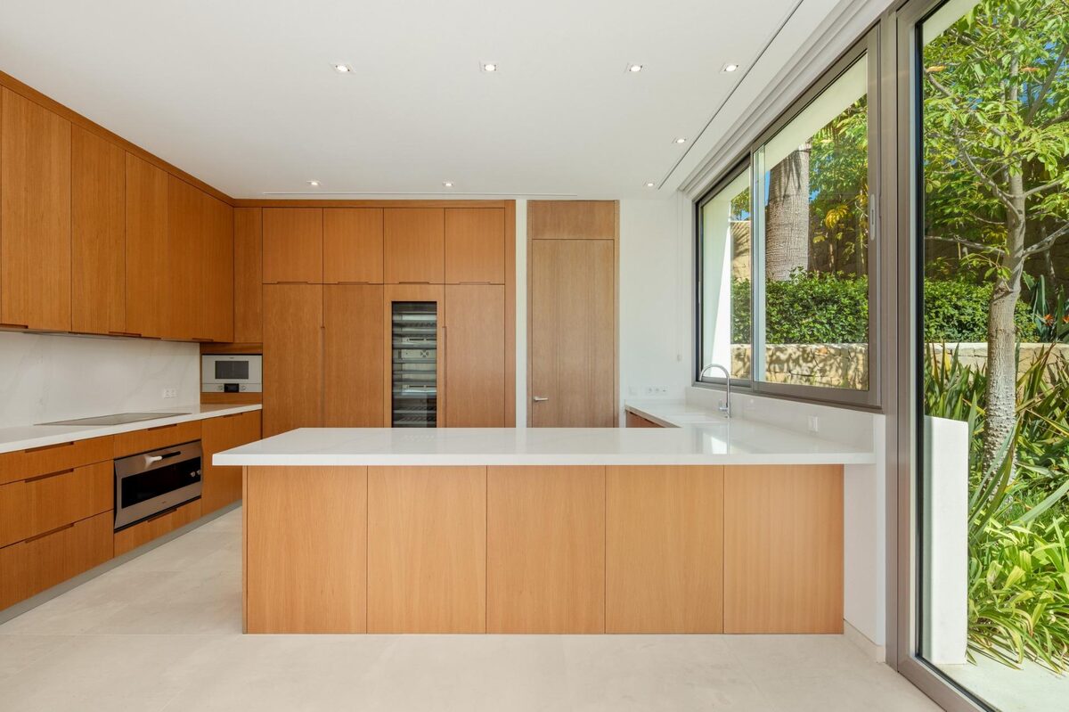 Villa with 4 bedrooms, 578m² in Casares, Spain [ID: 0137-SP0586]
