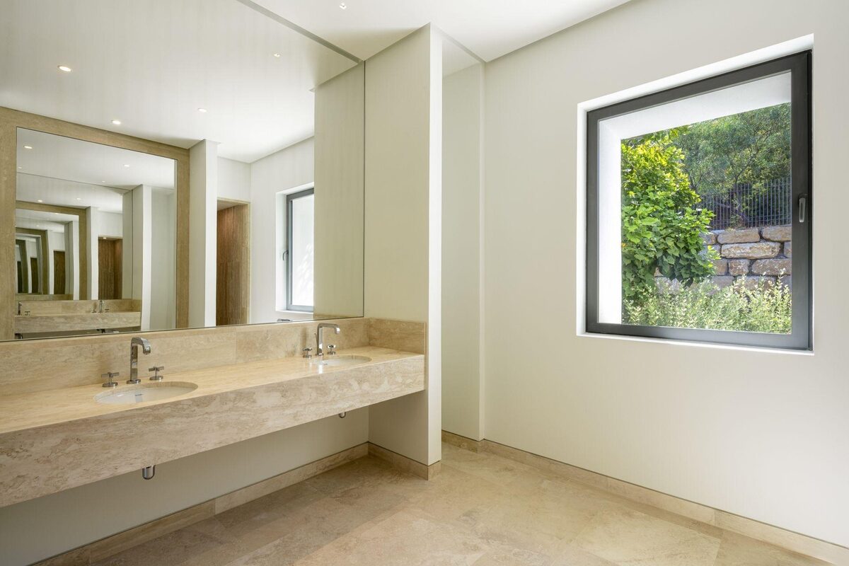 Villa with 5 bedrooms, 655m² in Casares, Spain [ID: 0137-SP0584]