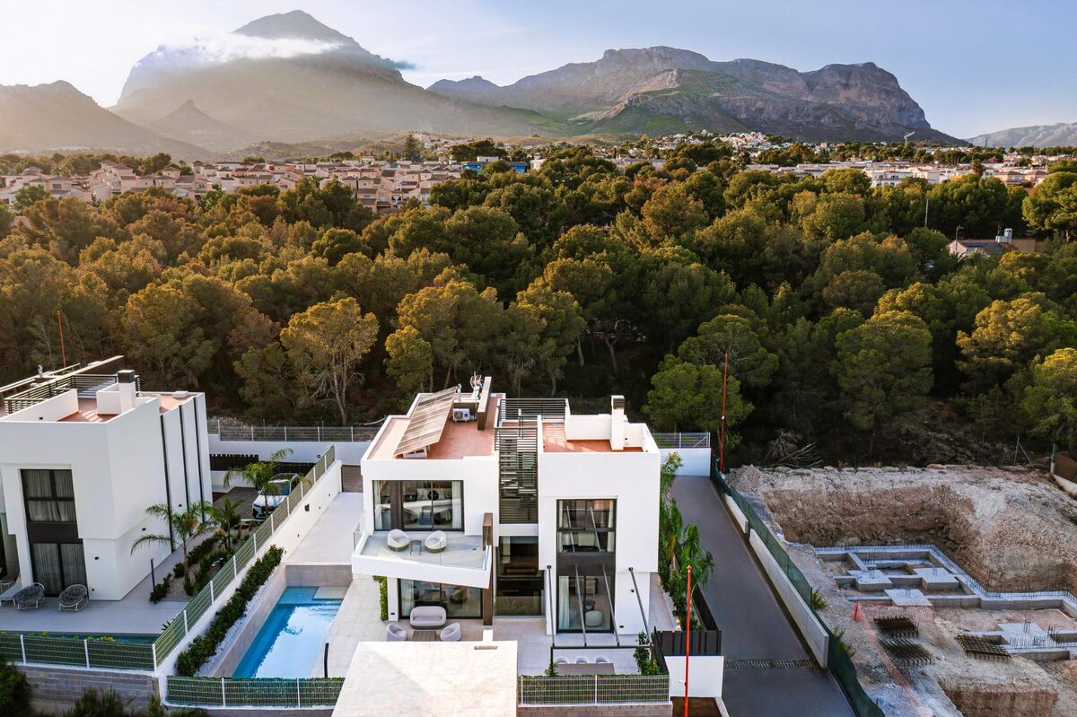 Villa with 4 bedrooms, 283m² in La Nucia, Spain [ID: 0137-N8993]