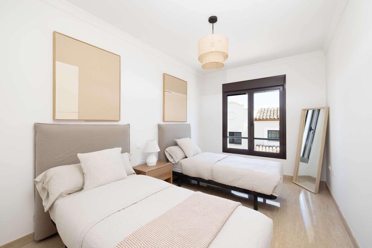 Villa with 3 bedrooms, 262m² in Estepona, Spain [ID: 0137-N8945]