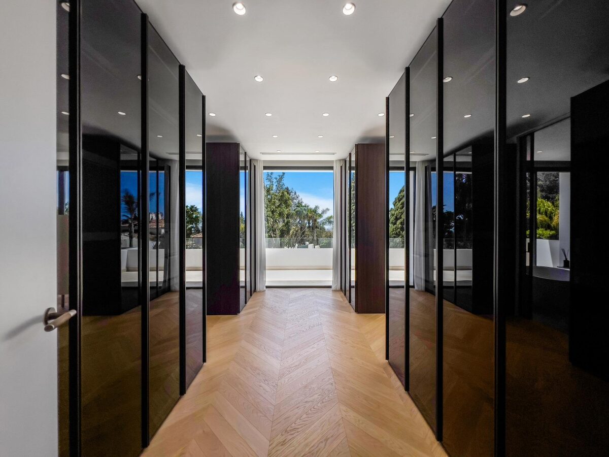 Вилла с 6 спальнями, 647м² в Марбелья, Испания [ID: 0137-N8390]