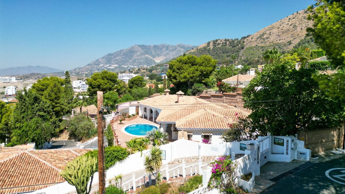Villa with 4 bedrooms, 535m² in Benalmadena, Spain [ID: 0137-N8325]