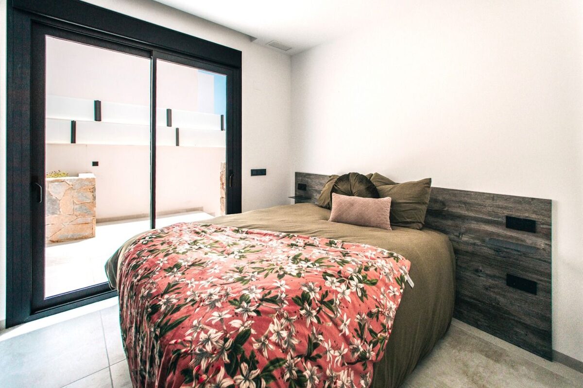 Бунгало с 4 спальнями, 258м² в Рохалес, Испания [ID: 0137-N7417]