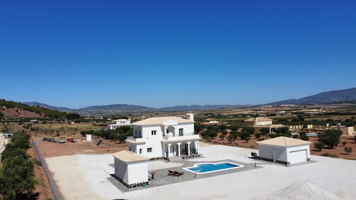 Villa with 4 bedrooms, 180m² in Pinoso, Spain [ID: 0137-N7757]