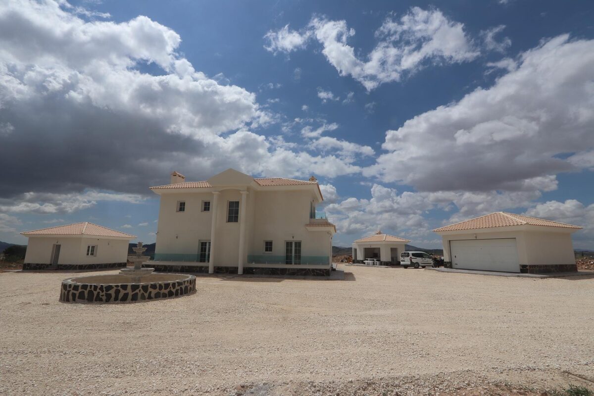 Villa with 4 bedrooms, 180m² in Pinoso, Spain [ID: 0137-N7757]