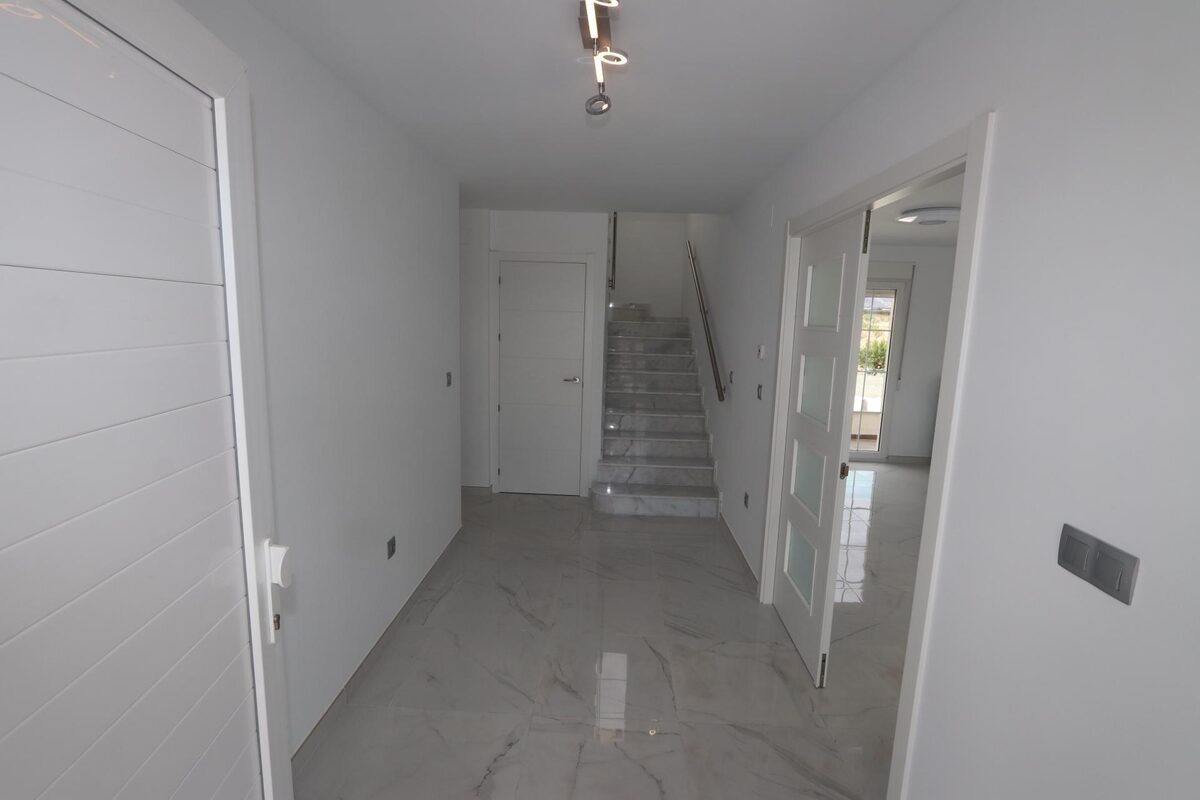 Villa with 4 bedrooms, 180m² in Pinoso, Spain [ID: 0137-N7757]