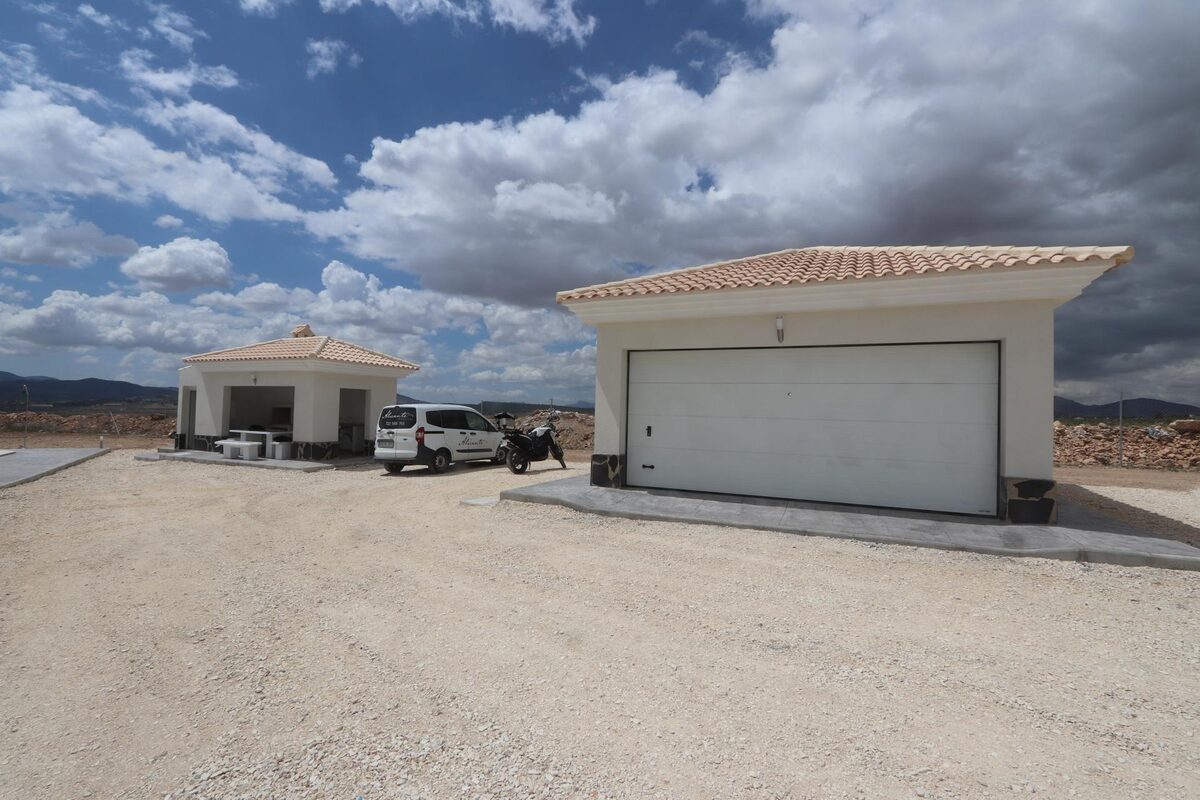 Villa with 4 bedrooms, 180m² in Pinoso, Spain [ID: 0137-N7757]