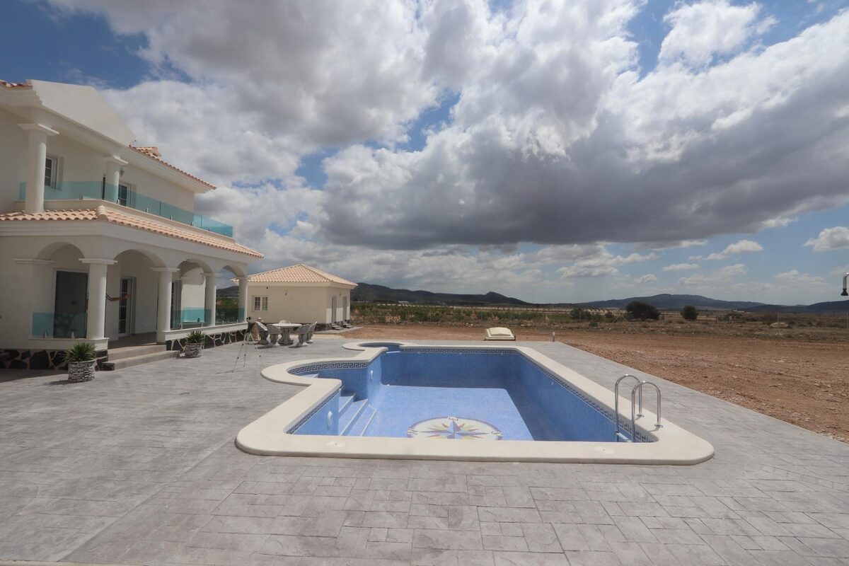 Villa with 4 bedrooms, 180m² in Pinoso, Spain [ID: 0137-N7757]