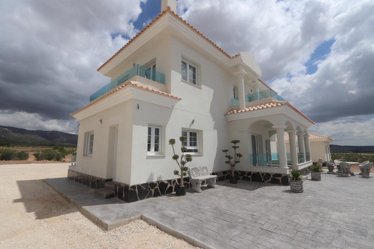 Villa with 4 bedrooms, 180m² in Pinoso, Spain [ID: 0137-N7757]