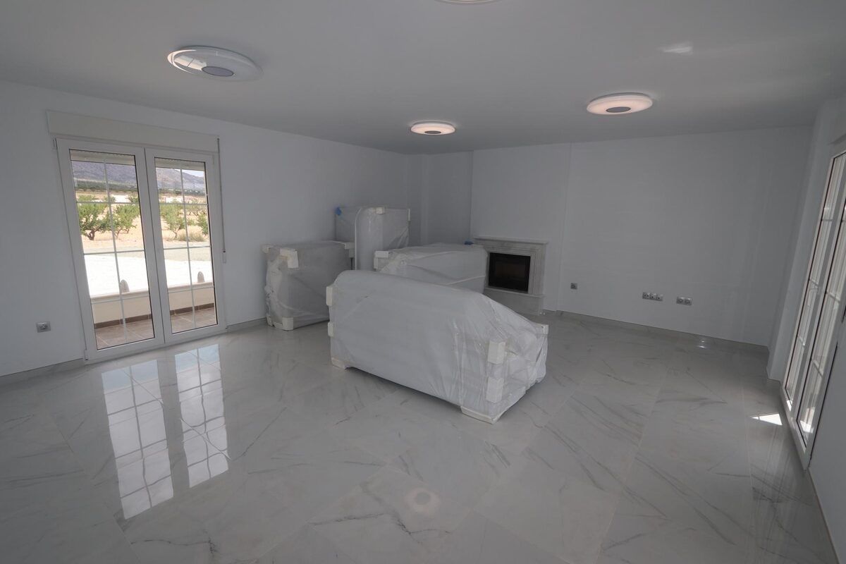 Villa with 4 bedrooms, 180m² in Pinoso, Spain [ID: 0137-N7757]