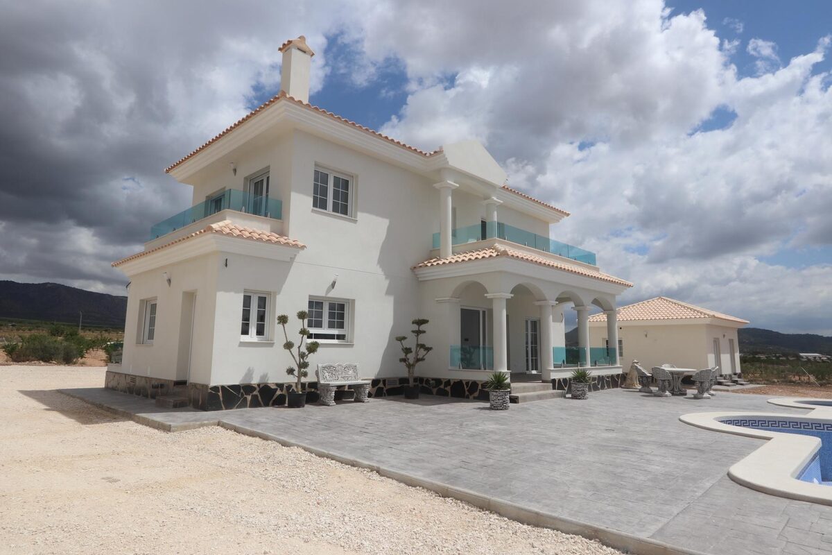 Villa with 4 bedrooms, 180m² in Pinoso, Spain [ID: 0137-N7757]
