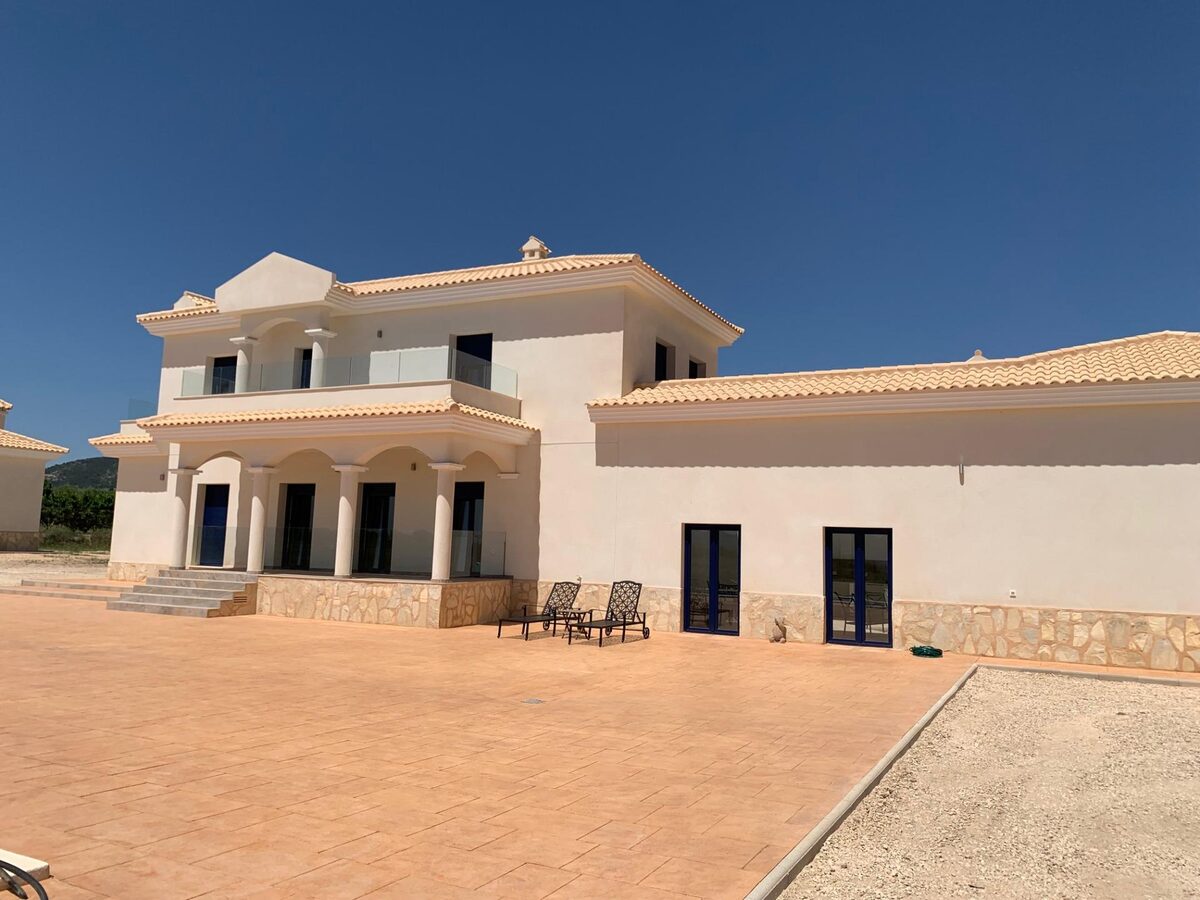 Villa with 4 bedrooms, 245m² in Pinoso, Spain [ID: 0137-N7759]