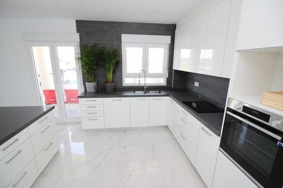 Villa with 4 bedrooms, 245m² in Pinoso, Spain [ID: 0137-N7759]