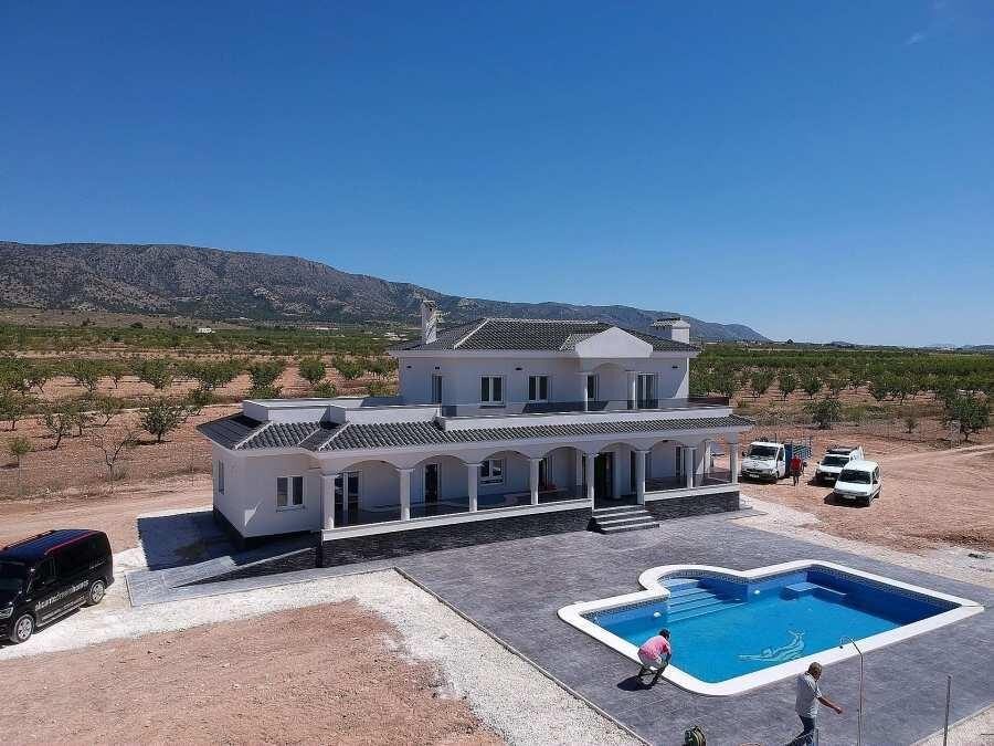 Villa with 4 bedrooms, 245m² in Pinoso, Spain [ID: 0137-N7759]