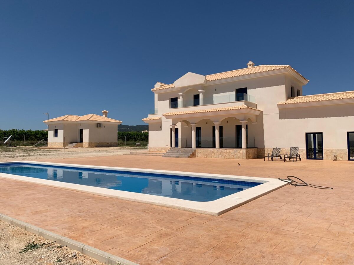 Villa with 4 bedrooms, 245m² in Pinoso, Spain [ID: 0137-N7759]