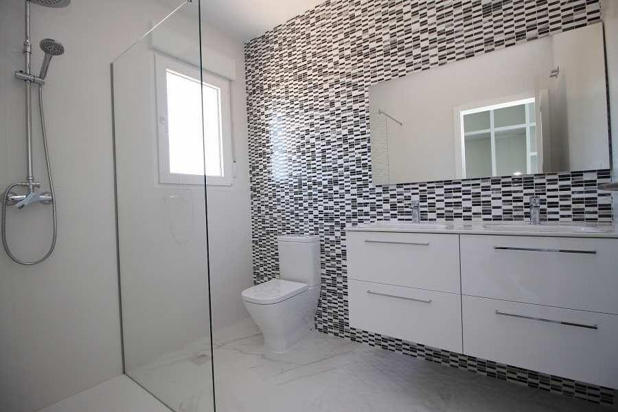 Villa with 4 bedrooms, 245m² in Pinoso, Spain [ID: 0137-N7759]
