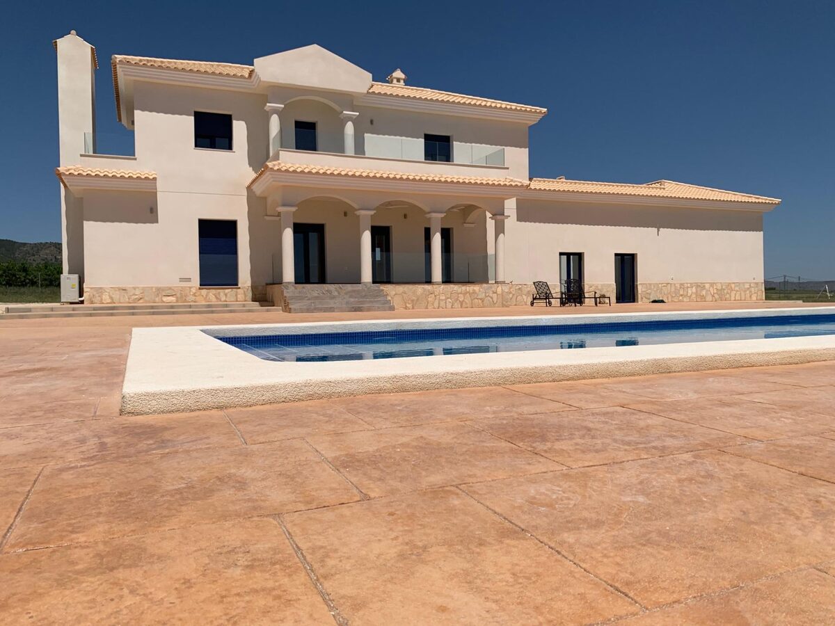 Villa with 4 bedrooms, 245m² in Pinoso, Spain [ID: 0137-N7759]