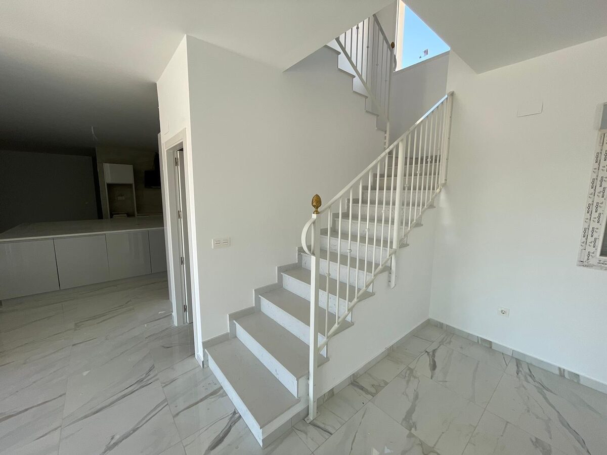 Villa with 6 bedrooms, 270m² in Pinoso, Spain [ID: 0137-N7760]
