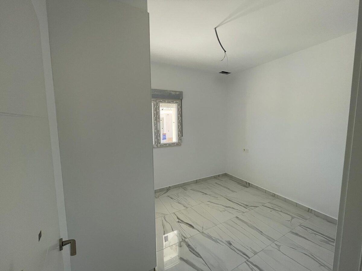 Villa with 6 bedrooms, 270m² in Pinoso, Spain [ID: 0137-N7760]