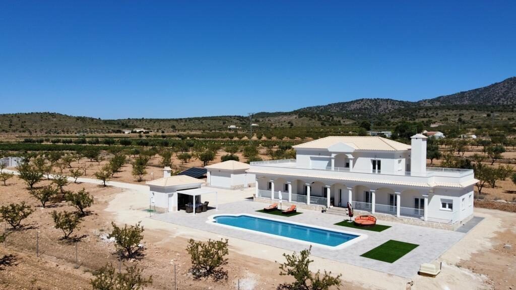 Villa with 6 bedrooms, 270m² in Pinoso, Spain [ID: 0137-N7760]