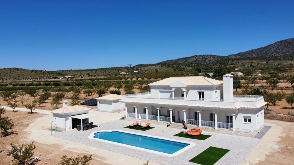 Villa with 6 bedrooms, 270m² in Pinoso, Spain [ID: 0137-N7760]
