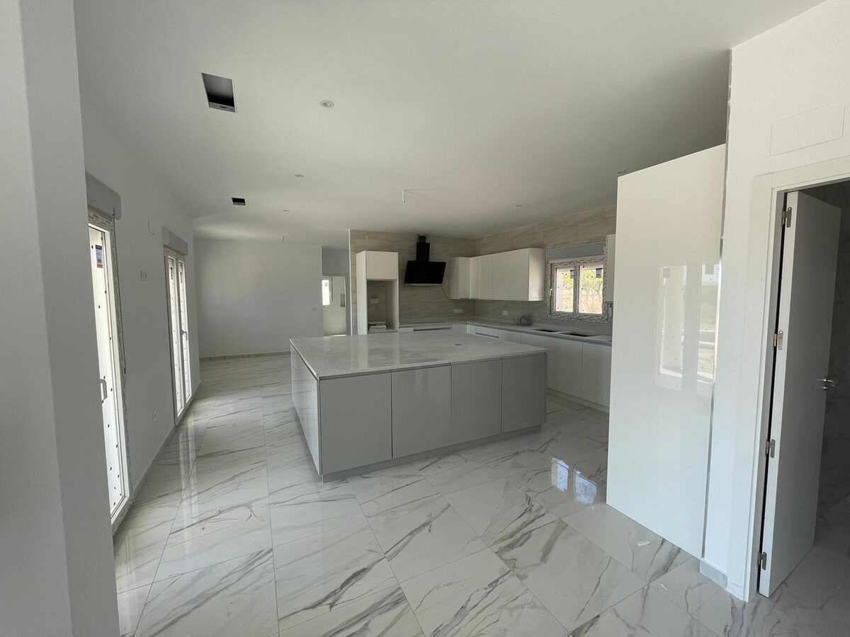 Villa with 6 bedrooms, 270m² in Pinoso, Spain [ID: 0137-N7760]