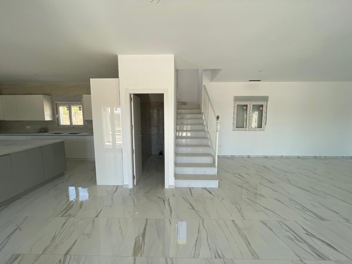 Villa with 6 bedrooms, 270m² in Pinoso, Spain [ID: 0137-N7760]