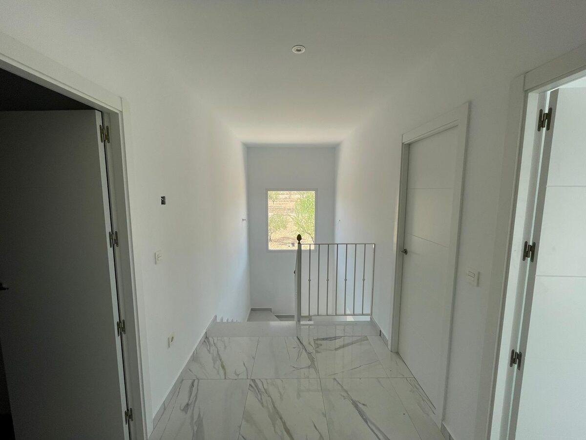 Villa with 6 bedrooms, 270m² in Pinoso, Spain [ID: 0137-N7760]