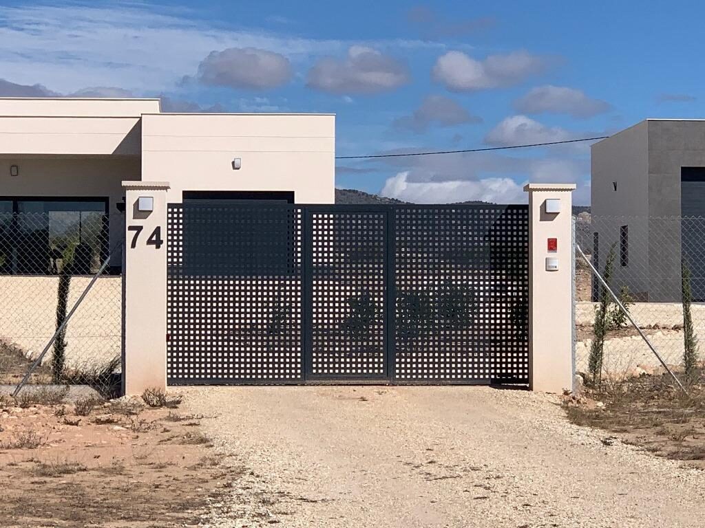 Villa with 4 bedrooms, 165m² in Pinoso, Spain [ID: 0137-N7762]