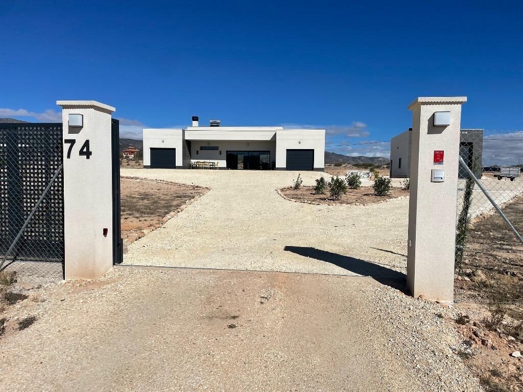 Villa with 4 bedrooms, 165m² in Pinoso, Spain [ID: 0137-N7762]