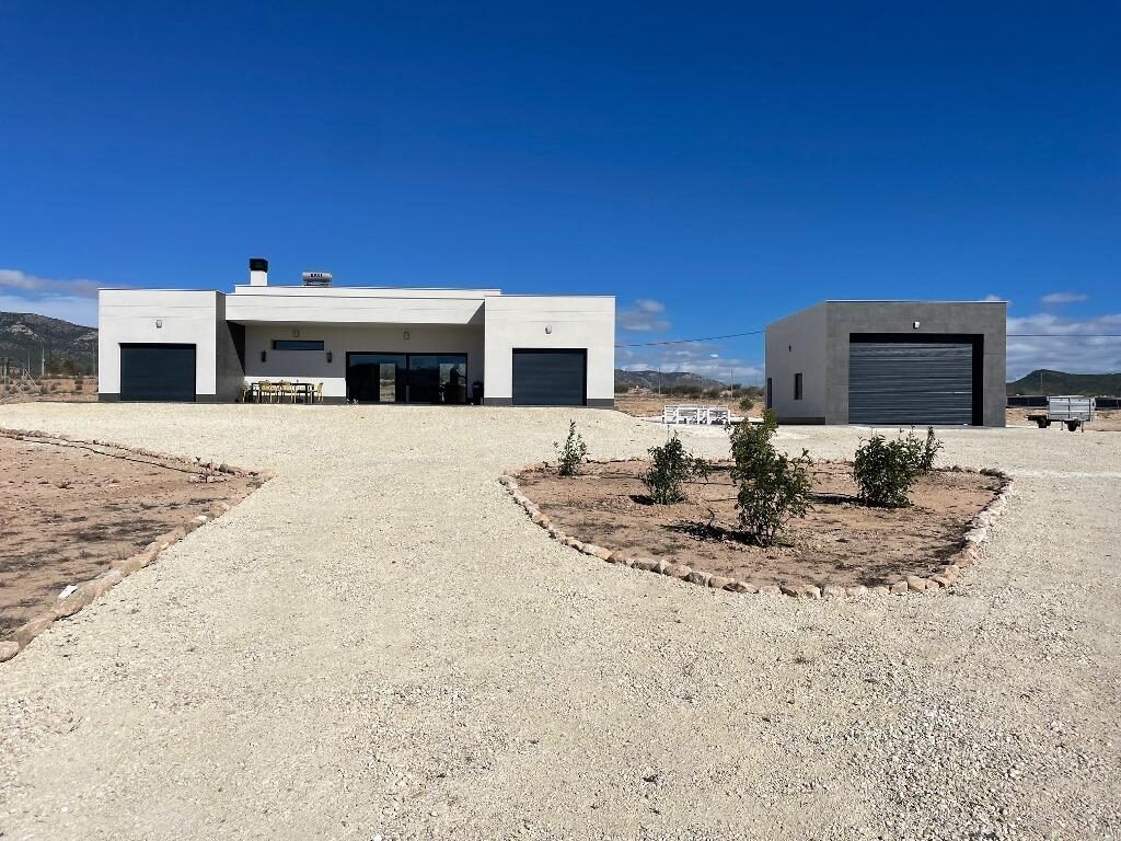 Villa with 4 bedrooms, 165m² in Pinoso, Spain [ID: 0137-N7762]