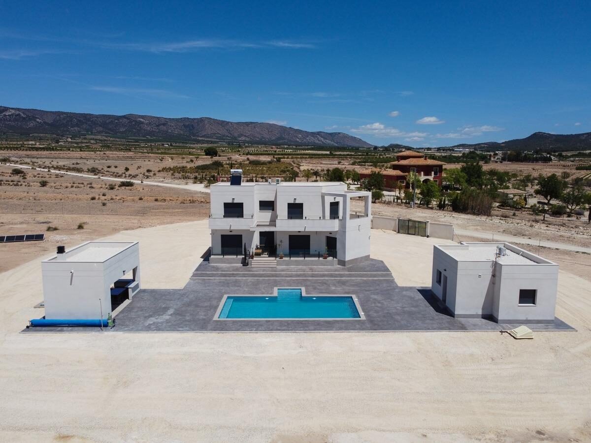 Villa with 4 bedrooms, 180m² in Pinoso, Spain [ID: 0137-N7763]