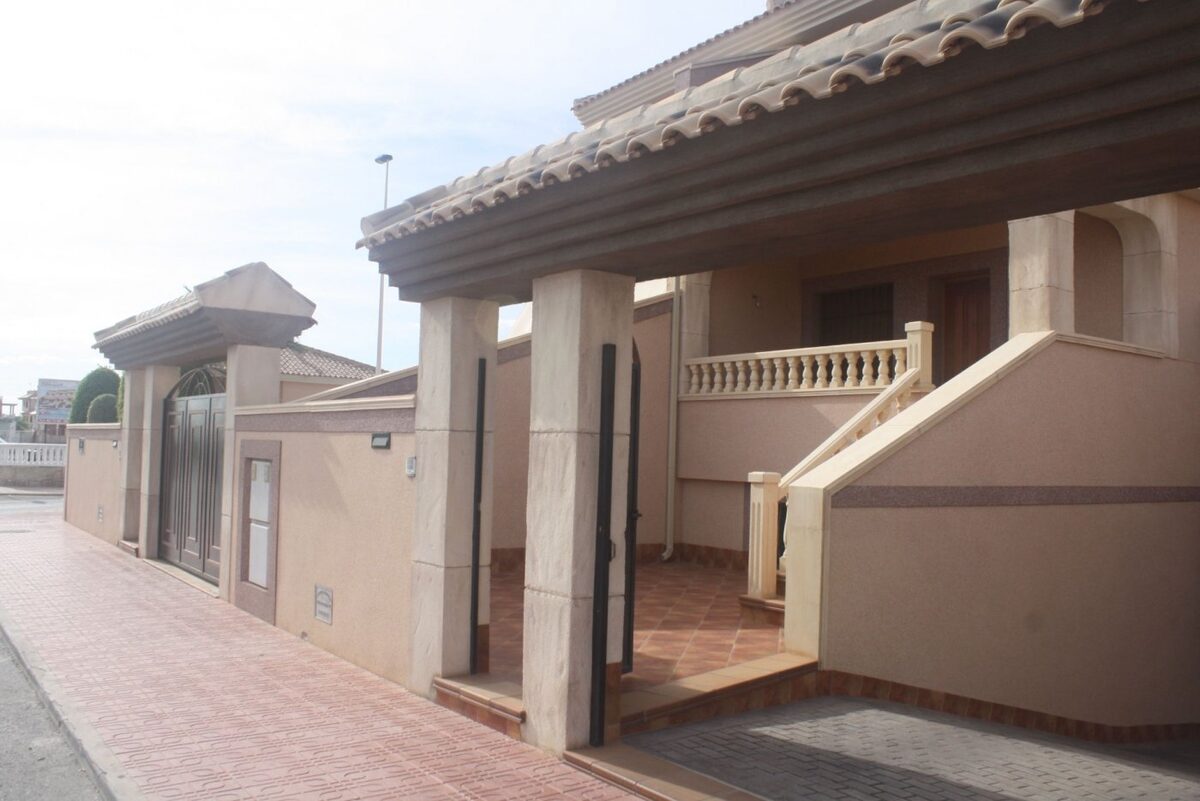Townhouse with 2 bedrooms, 225m² in Torrevieja, Spain [ID: 0137-N6289]