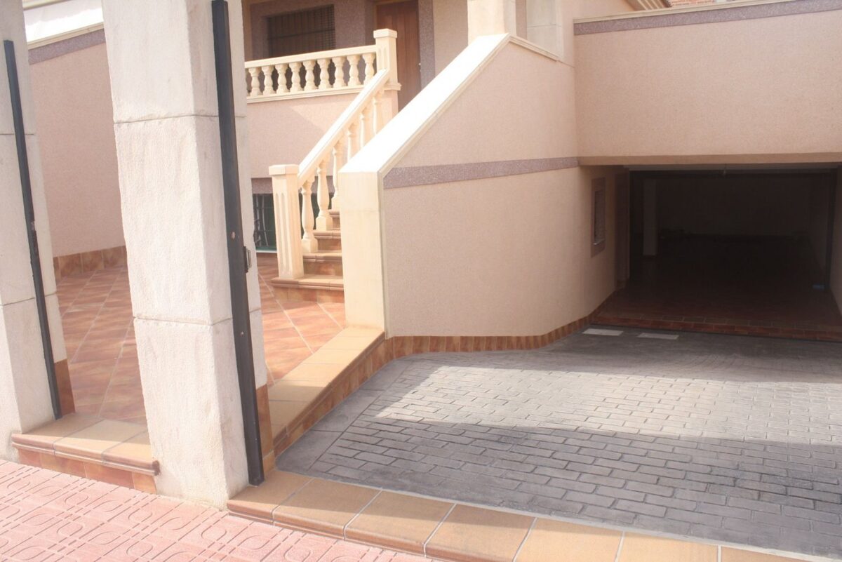Townhouse with 2 bedrooms, 225m² in Torrevieja, Spain [ID: 0137-N6289]
