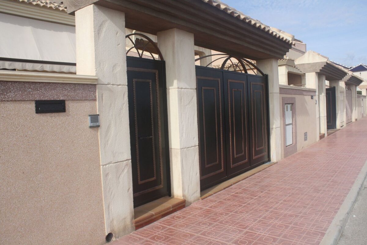 Townhouse with 2 bedrooms, 225m² in Torrevieja, Spain [ID: 0137-N6289]