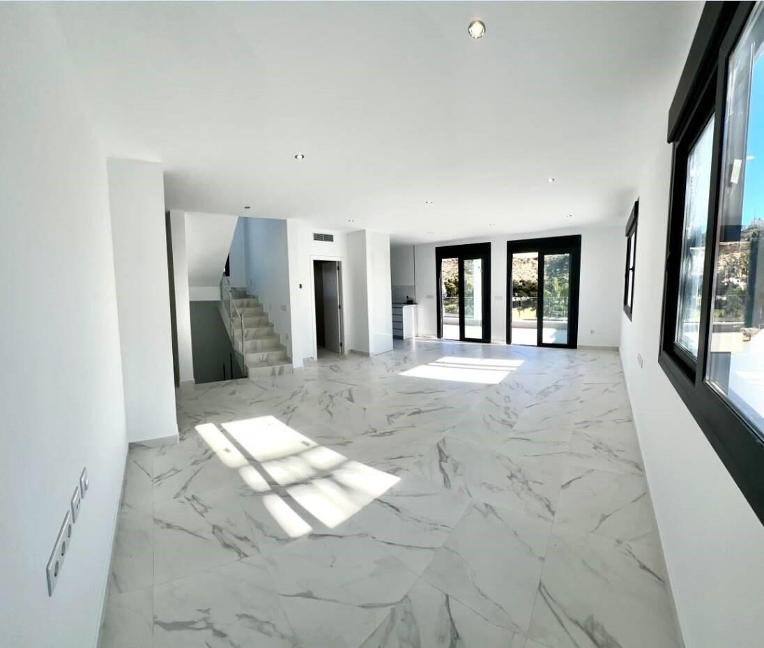 Вілла з 3 спальнями, 124м² в Рохалес, Іспанія [ID: 0137-N3034V1]