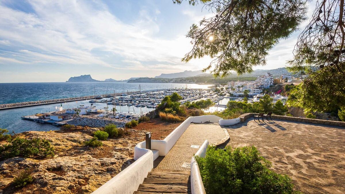 Villa with 4 bedrooms, 310m² in Moraira-Teulada, Spain [ID: 0137-SP1202]
