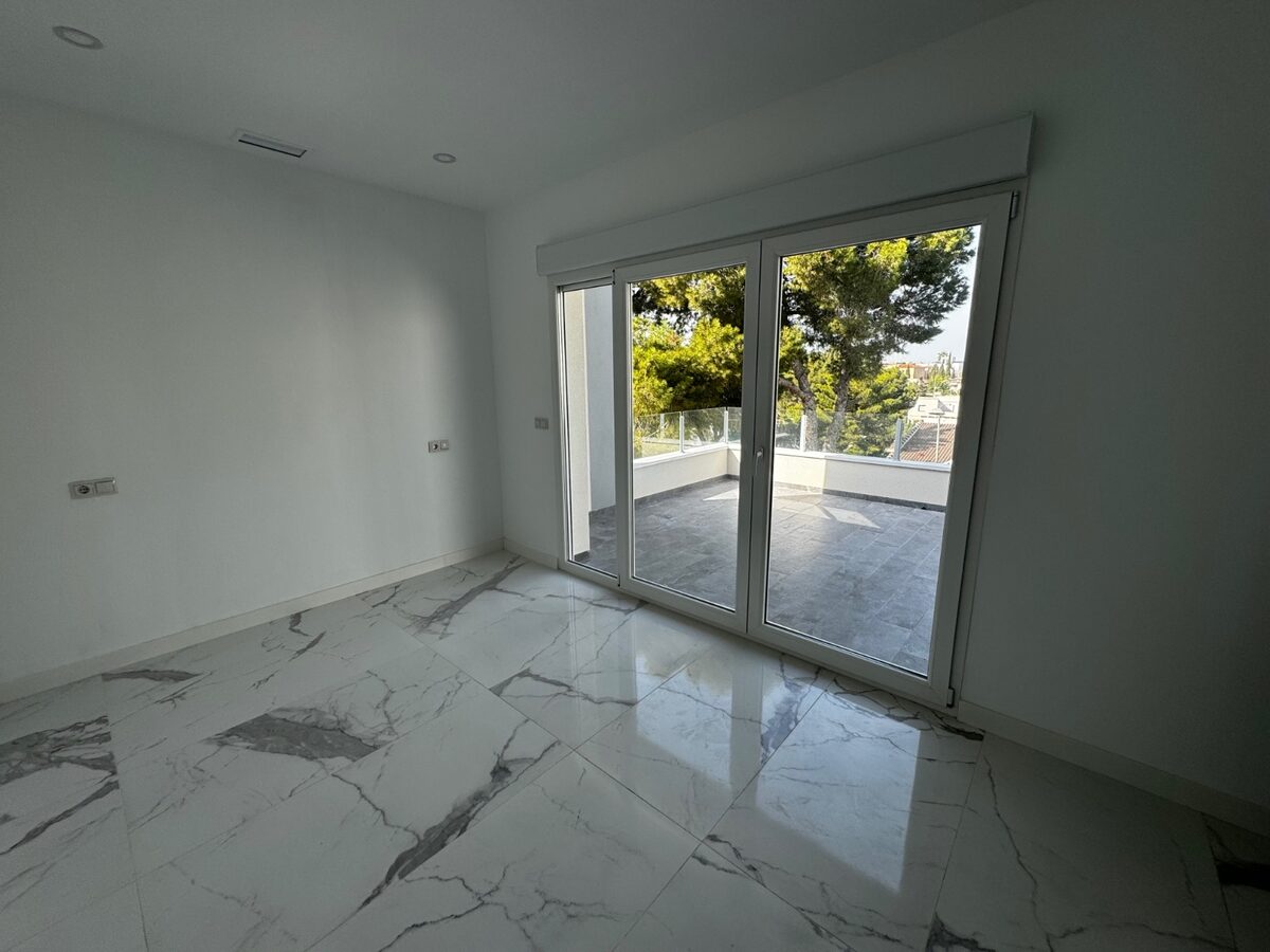 Будинок з 5 спальнями, 165м² в Торрев'єха, Іспанія [ID: 0150-LS-2901]