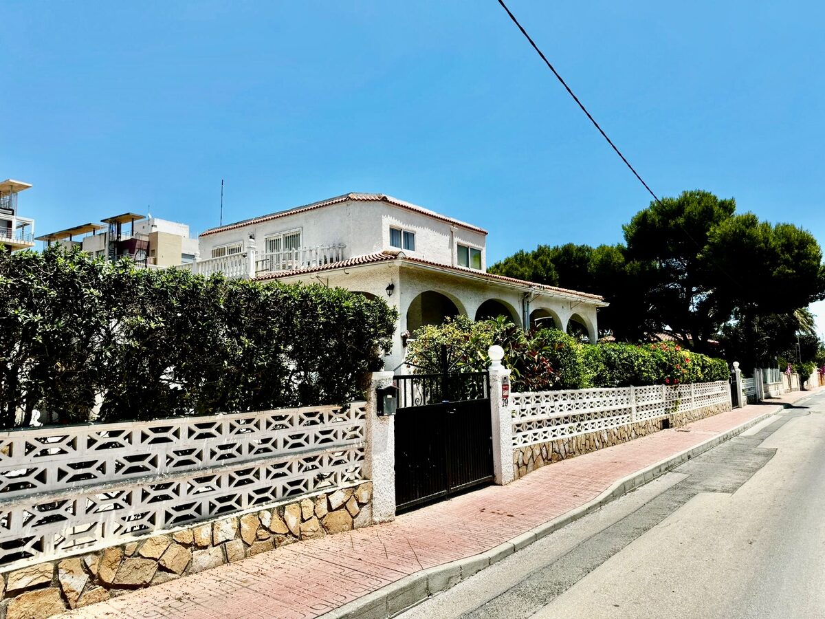 Townhouse with 12 bedrooms, 404m² in Torrevieja, Spain [ID: 0150-LS-1306]