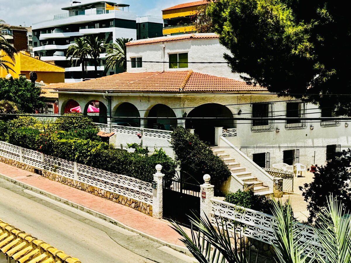 Townhouse with 12 bedrooms, 404m² in Torrevieja, Spain [ID: 0150-LS-1306]
