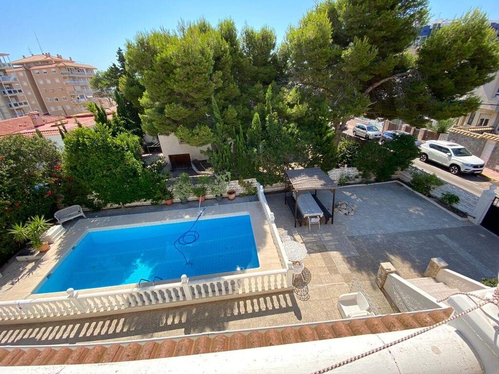 Townhouse with 12 bedrooms, 404m² in Torrevieja, Spain [ID: 0150-LS-1306]