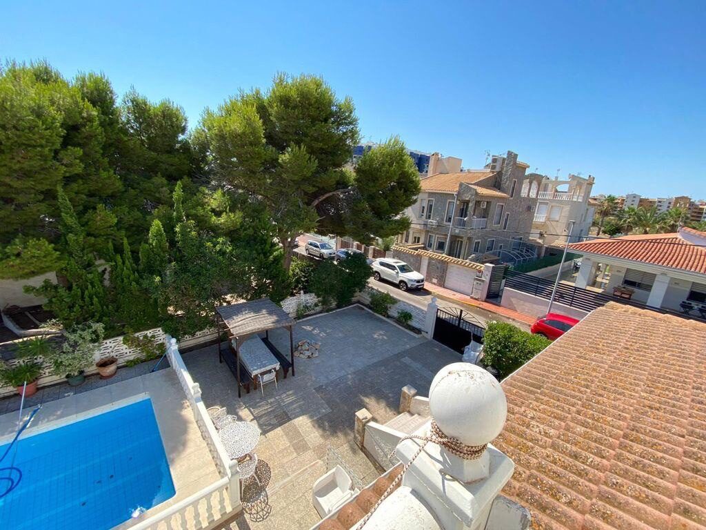 Townhouse with 12 bedrooms, 404m² in Torrevieja, Spain [ID: 0150-LS-1306]