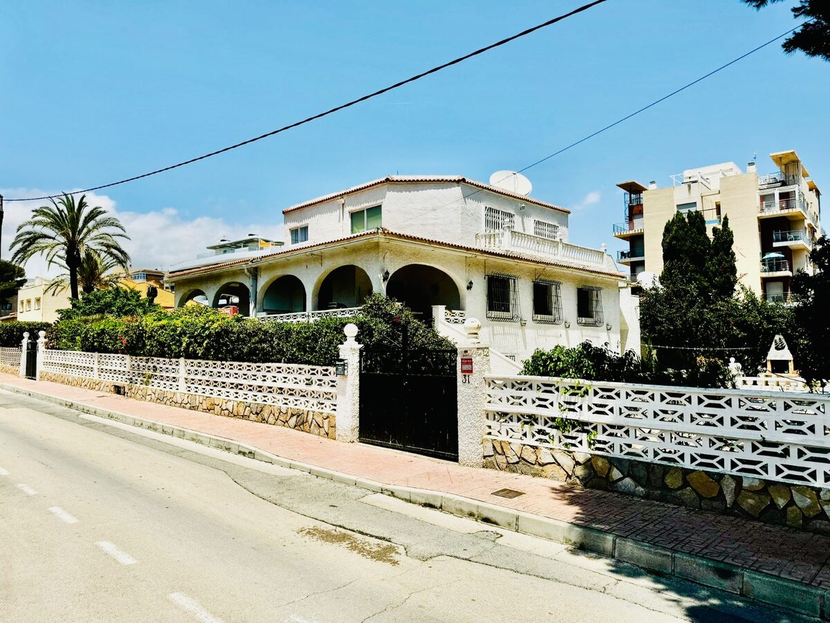 Townhouse with 12 bedrooms, 404m² in Torrevieja, Spain [ID: 0150-LS-1306]