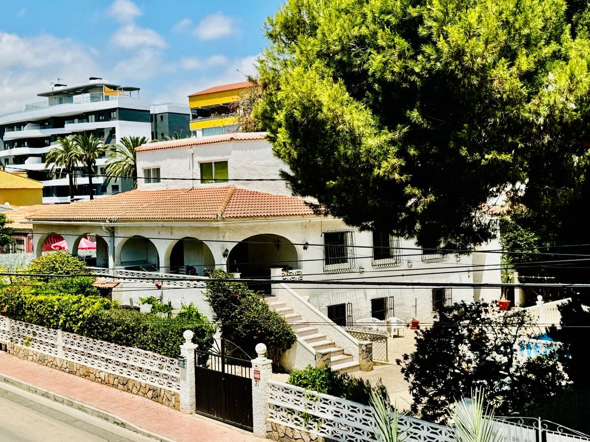 Townhouse with 12 bedrooms, 404m² in Torrevieja, Spain [ID: 0150-LS-1306]