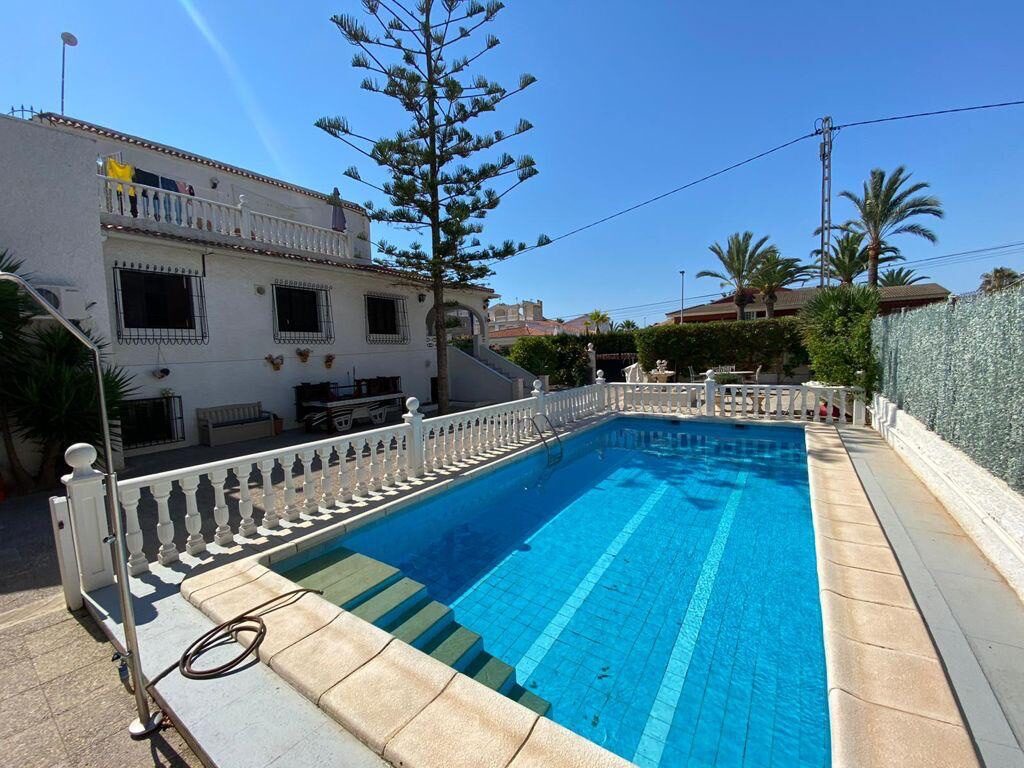 Townhouse with 12 bedrooms, 404m² in Torrevieja, Spain [ID: 0150-LS-1306]