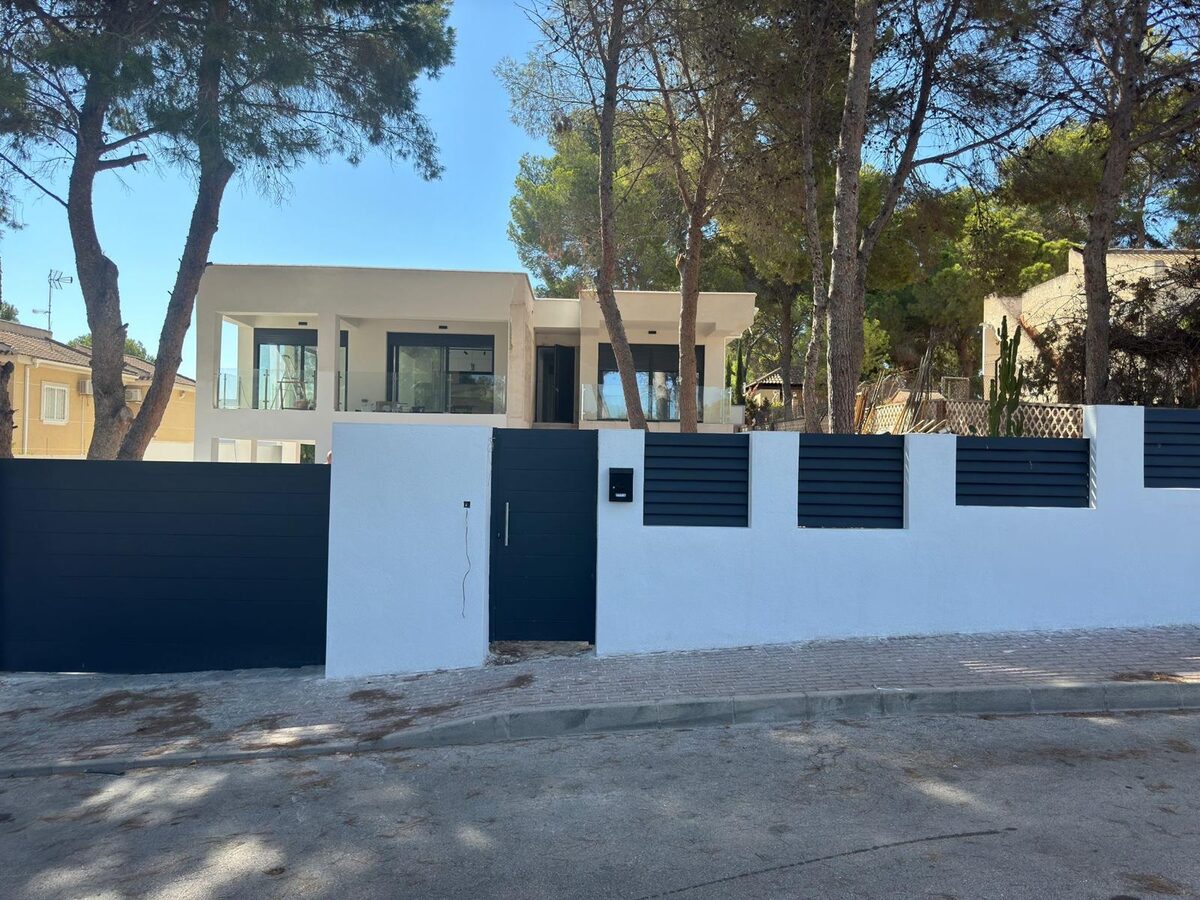Вилла с 4 спальнями, 280м² в Торревьеха, Испания [ID: 0150-LS-0708]