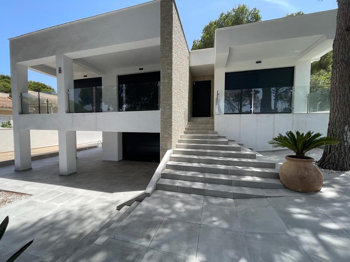 Вилла с 4 спальнями, 280м² в Торревьеха, Испания [ID: 0150-LS-0708]