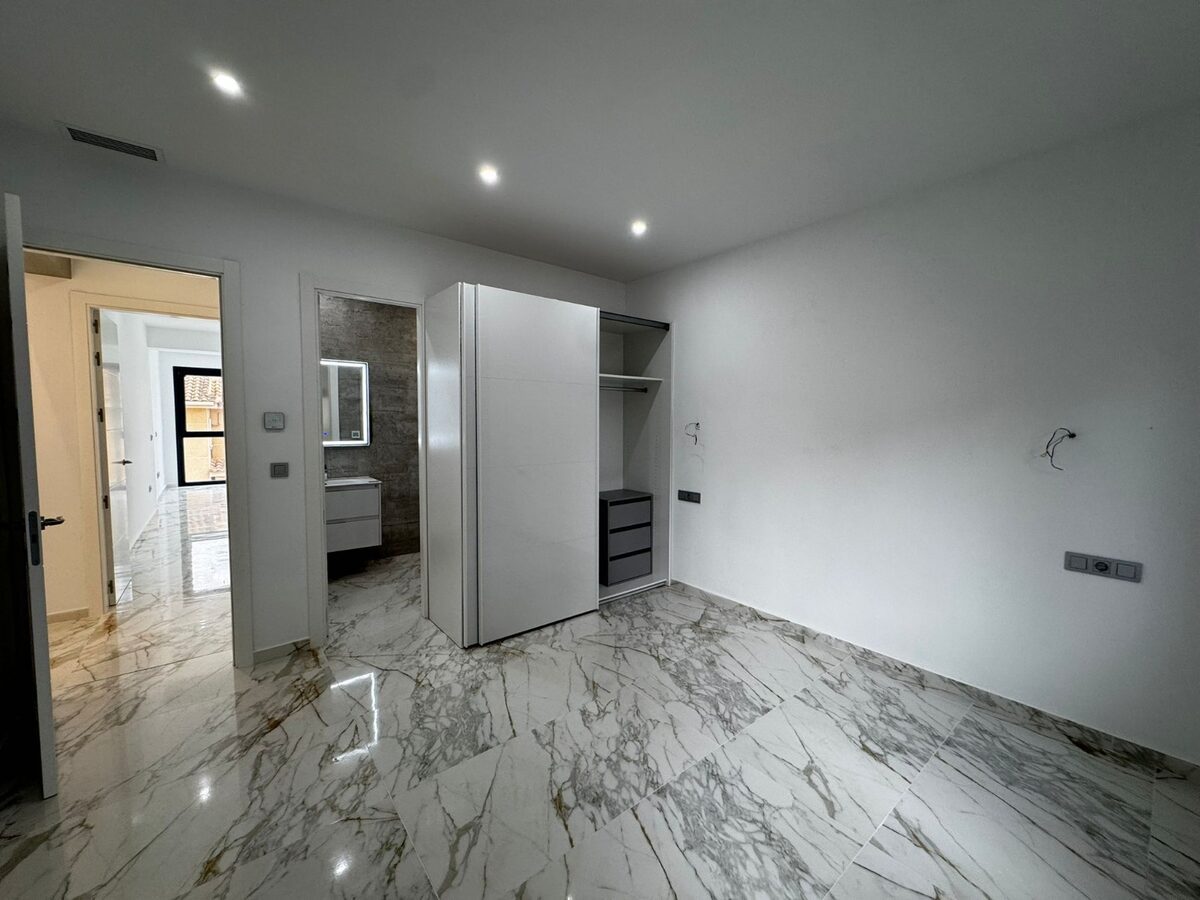 Вилла с 4 спальнями, 280м² в Торревьеха, Испания [ID: 0150-LS-0708]